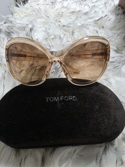 Brand: Tom Ford

Model: Veronique TF82

Color of the frames: Light brown/Transparent (described as "champagne" or "nude" in some cases, ba