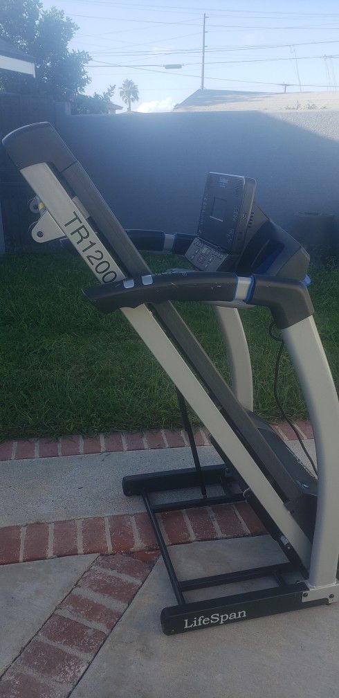 TR1200i Folding Treadmill (Delivery Available)