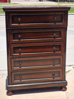 DRESSER