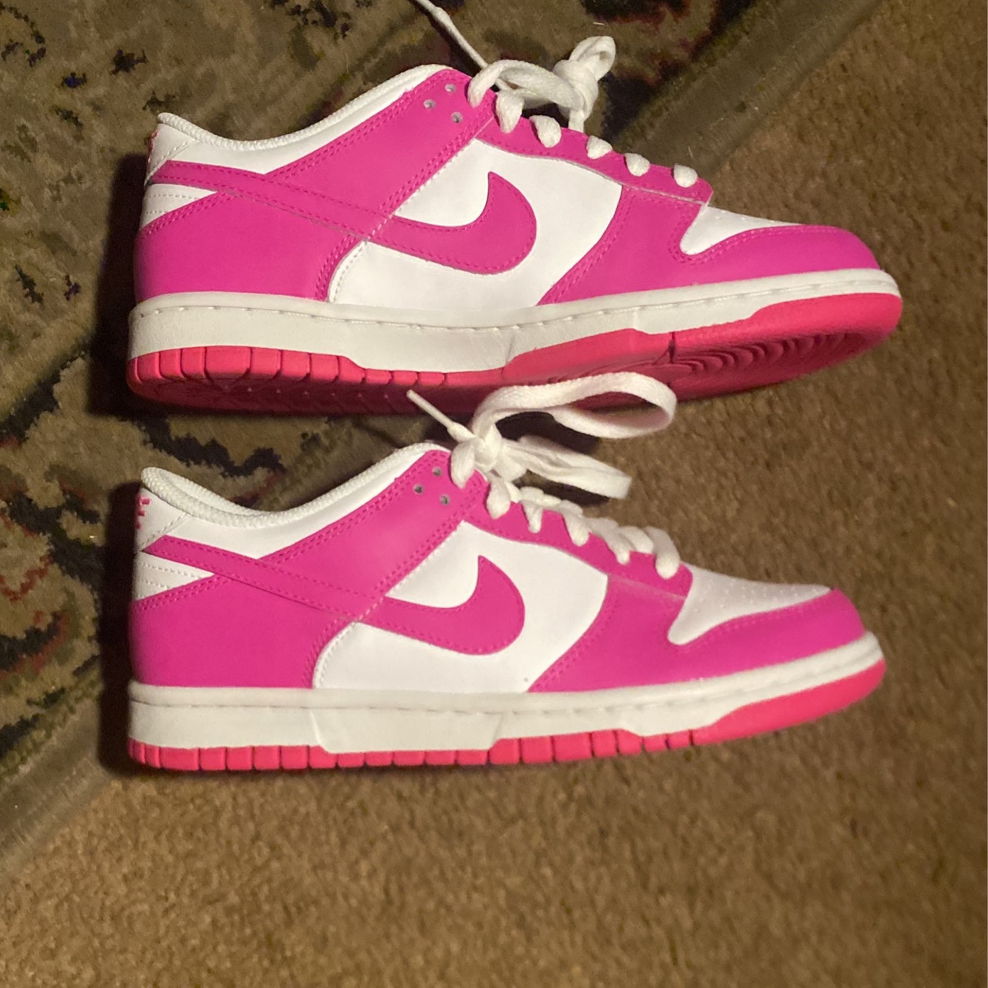 Pink Nike dunks low, Shoe Size 5.5