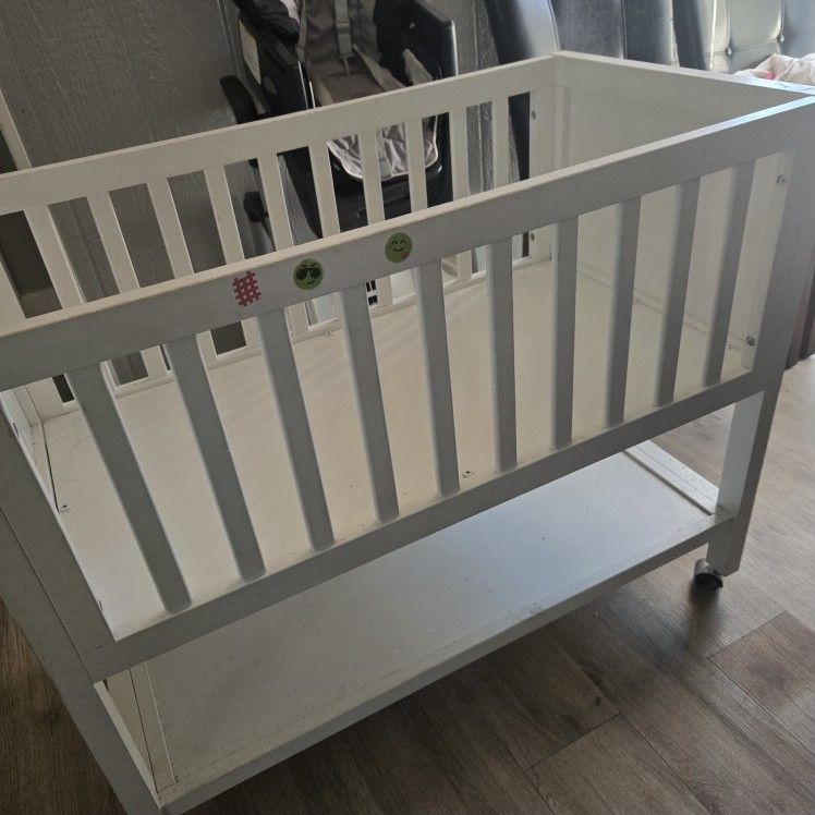 Free baby crib in good condition