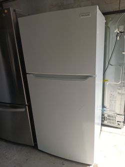 Frigidaire refrigerator top and bottom works good 💯💯