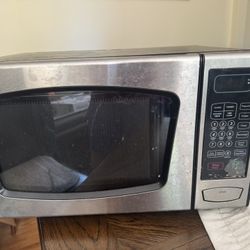 Emerson 0.9 Cubic Ft. 900watt Microwave Oven 