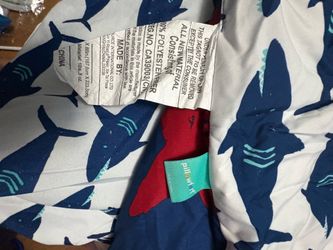 Twin kids bed in a bag Shark w/comforter