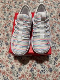 Girls puma tennis shoes