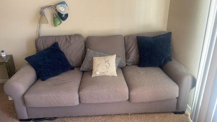 No Scratches Or Tears Comes With Pillows And A Rug