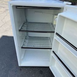 5 Cubics Standing Upright Freezer Great For Garage (free Local Delivery)