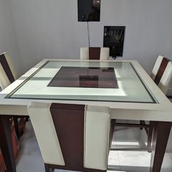 Beautiful Kitchen table from rooms To go