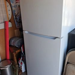 18 Cubi Refrigerator! Like New! Must GO!
