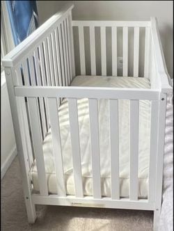 Dourxi 3-in-1 Convertible Crib and mattress Rarely used