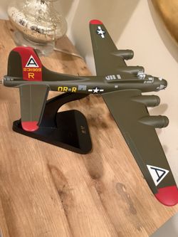 American WWII B-17G Flying Fortress Bomber 1/72 Scale Wooden Mahogany