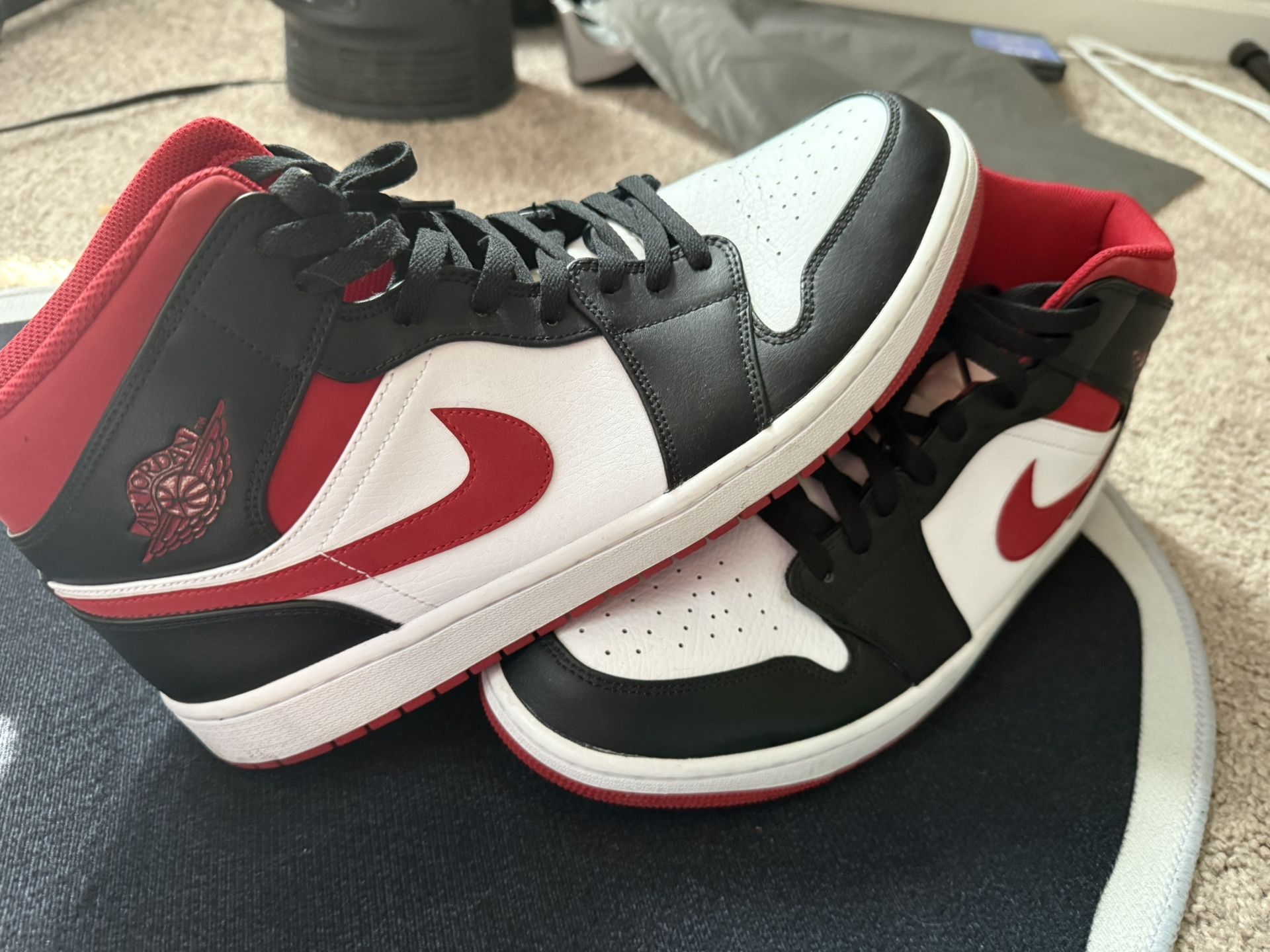 Jordan 1 Mid Black Gym Red