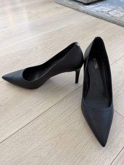Michael Kors Black Pointed-Toe Pumps (Size 8.5)