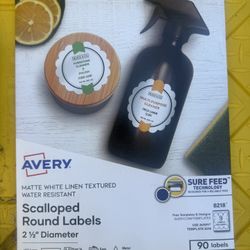 Avery Scalloped Round Labels – 90 count (8218)