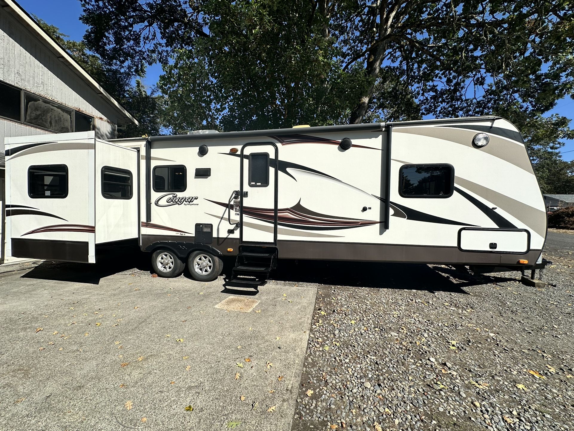 2015 Cougar 32ft 3-slide Outs Queen Bed Excellent Condition