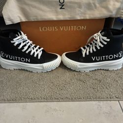 ✨AUTHENTIC✨ Louis Vuitton SQUAD SNEAKER BOOT