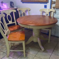 Kitchen/Dining Room Round Table & 4 Chairs. 