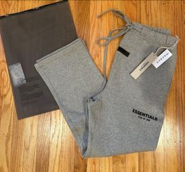 New Essentials Grey Sweatpants talla M