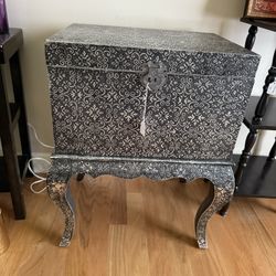 Accent Table W/storage 