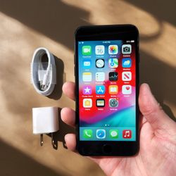 iPhone 7 - UNLOCKED - Like New 