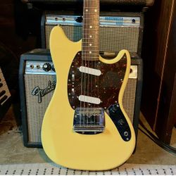 Fender Mustang Electric Guitar MG69 CIJ 2005 (not Jaguar Jazzmaster Stratocaster Gibson SG Les Paul Telecaster Rickenbacker Vox Amp Ampeg)