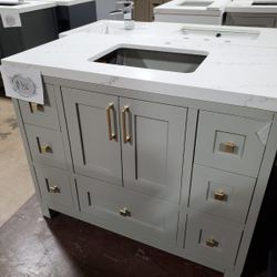 42in Light Grey Bathroom Vanity With Quartz Top And Sink Included