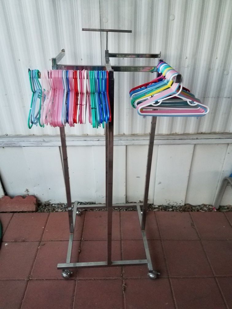 Raca para colgar ropa...tiene más tubos para hacerle más alta y le cabe más ropa..