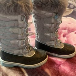 Girls Snow Boots size 12. 