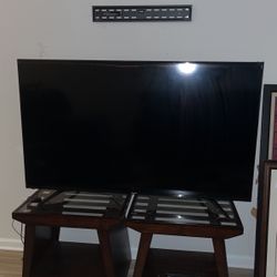 43” Hisense TV (w/ Roku)