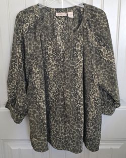 BEAUTIFUL ✨️ Women's (Art and Soul) olive green and black snake-print peasant blouse featuring a scoop neckline with a front pintuck pleat and three-q