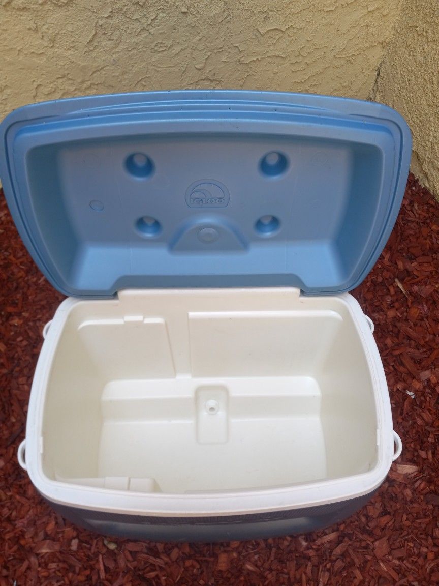 ROLLING COOLER WITH HANDLE ( IGLOO )