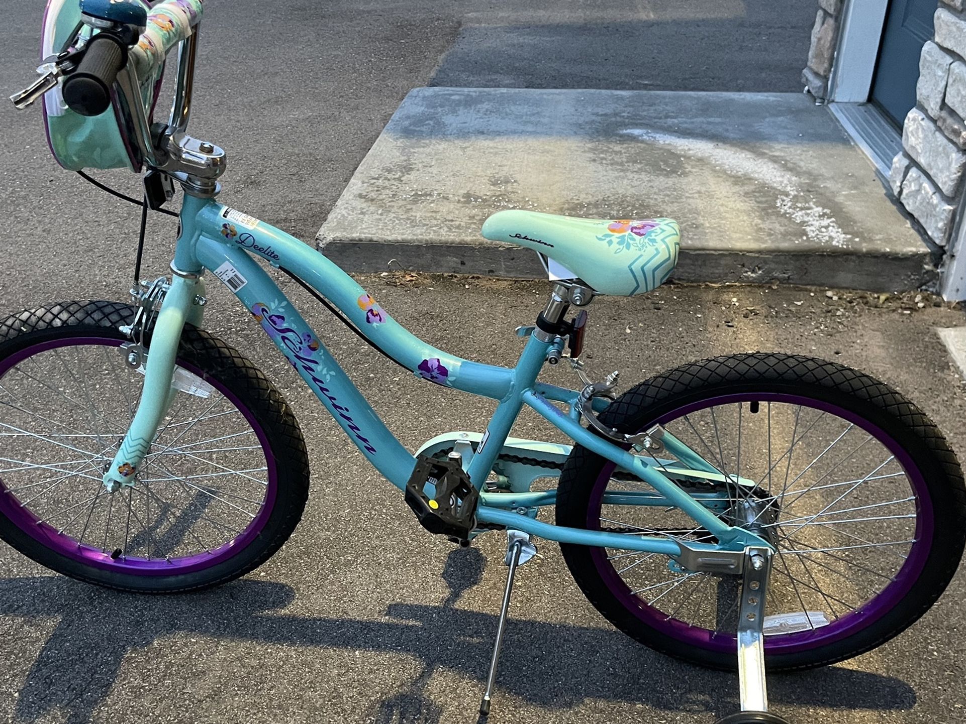 Girl’s schwinn 20” Bike