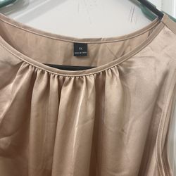 Elegant champagne satin midi dress in size XL. This sleeveless garment has a gathered neckline and a matching tie belt at the waist. The skirt is plea