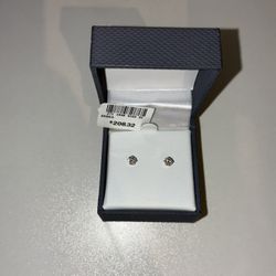 10k White Gold Diamond Earrings