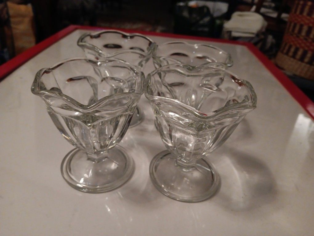 4 Vintage Ice Cream/desert Cups. Glass