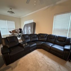 Comfortable reclining Couch (Best Offer)