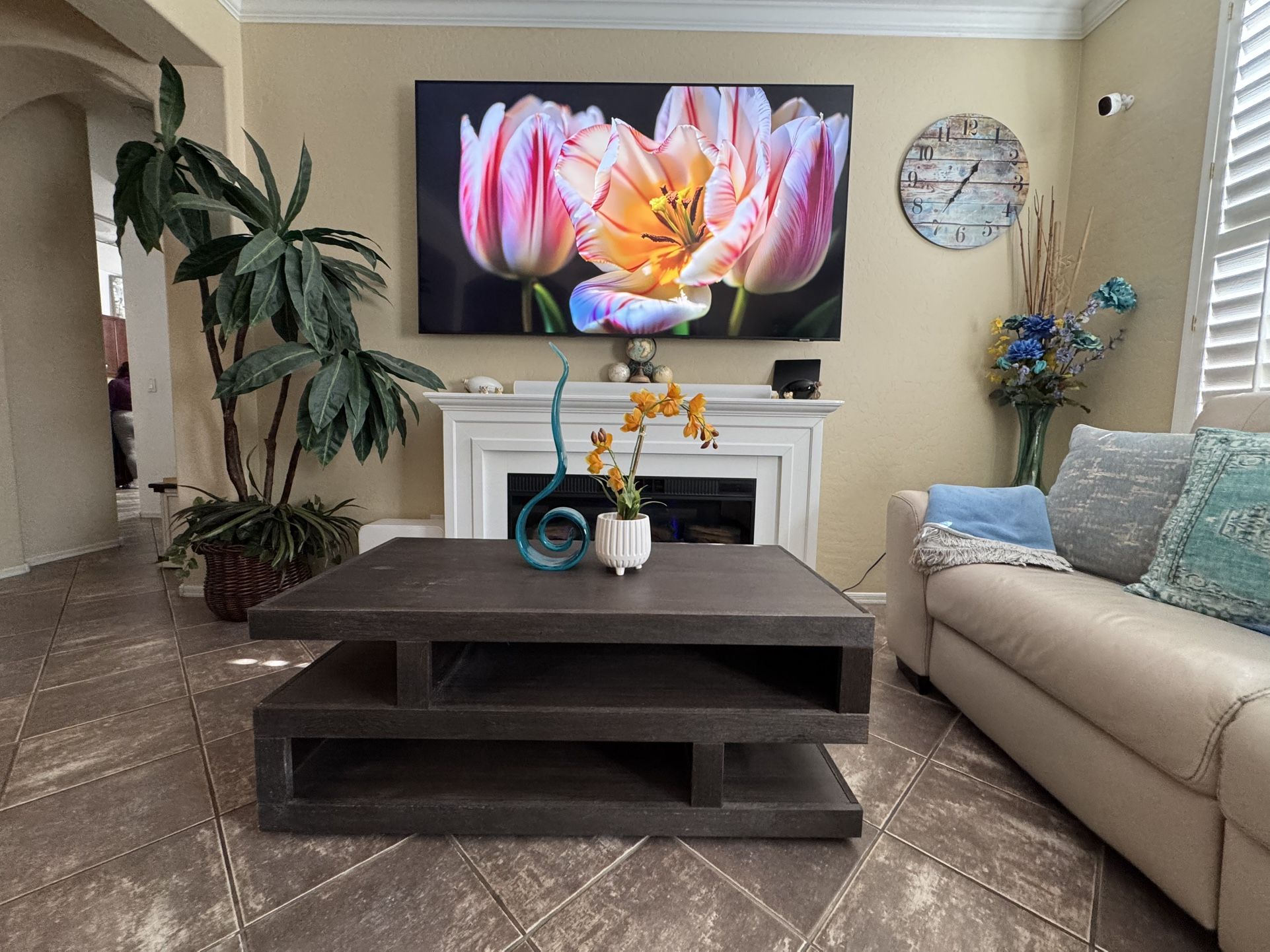 Beautiful Modern Cocktail Coffee Table In Excellent Conditions 