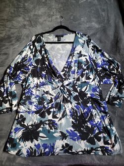 Women's 3/4 Sleeve V-neck Top by Cable & Gauge.