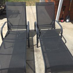 2 OUTDOOR LOUNCE CHAIRS FOLDABLE.