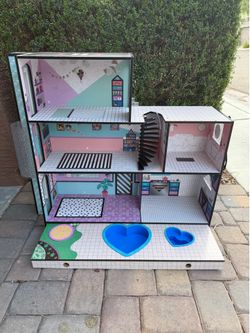Large 3 story doll house