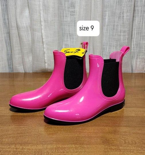 NEW -   Rain Boots, Women's Size 9