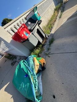Gratis - Free working grill and jumper (has blow up slide ) that needs patch . 92114