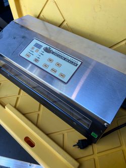 Harvest Keeper commercial Vaccum Sealer and 10 Rolls of bags