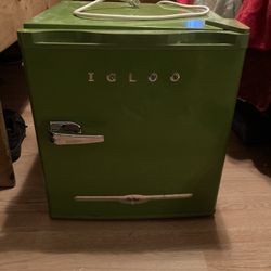 Igloo  Retro Bar Fridge With Side Bottle Opener