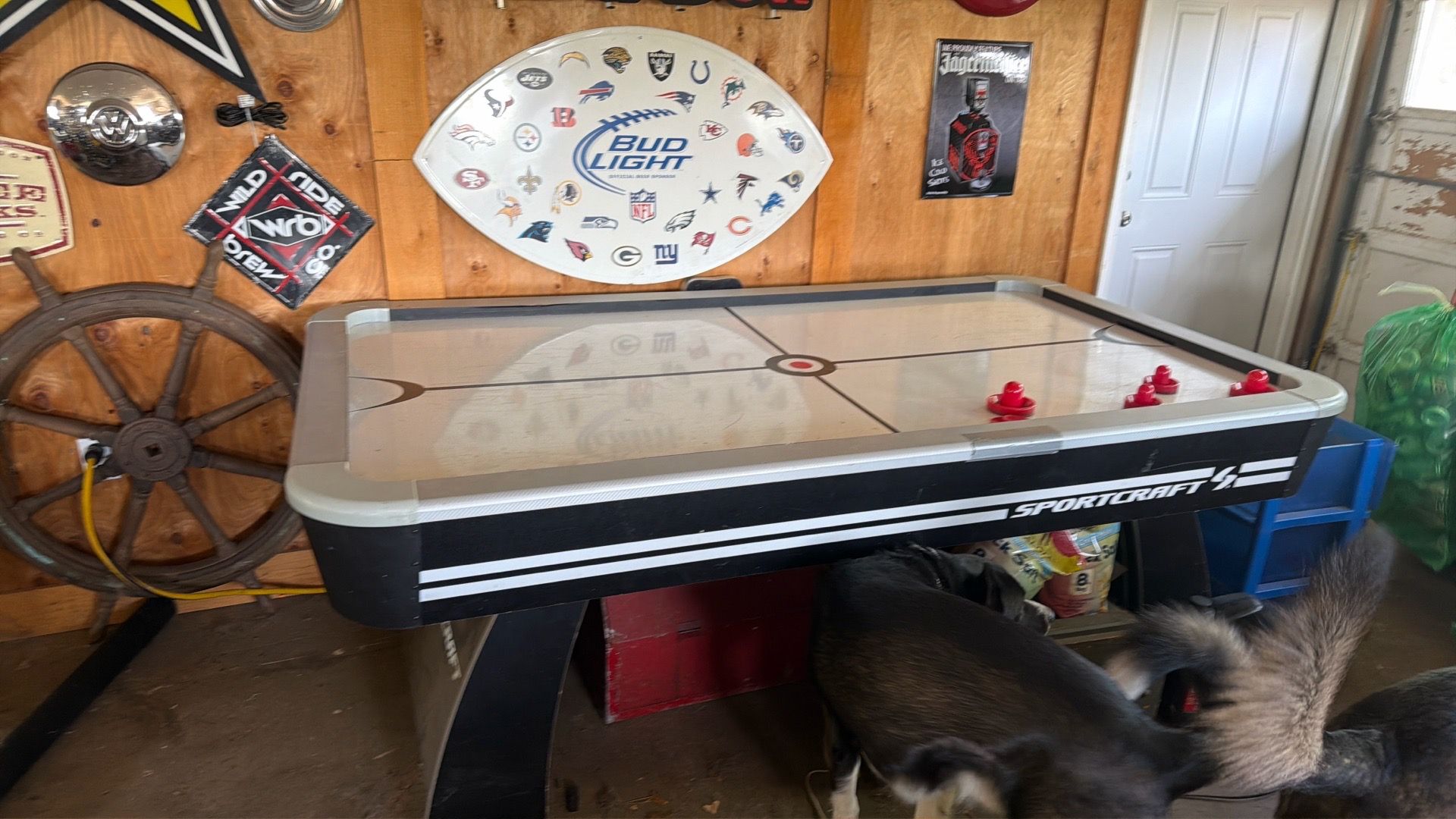 Free air hockey table