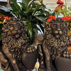 Majestic Set Of 2 Concrete Lion Statues