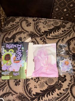 2 Fragrance Fianna-Bratz Braziez Mystery Plush the box is opened but the bag that the plush is not