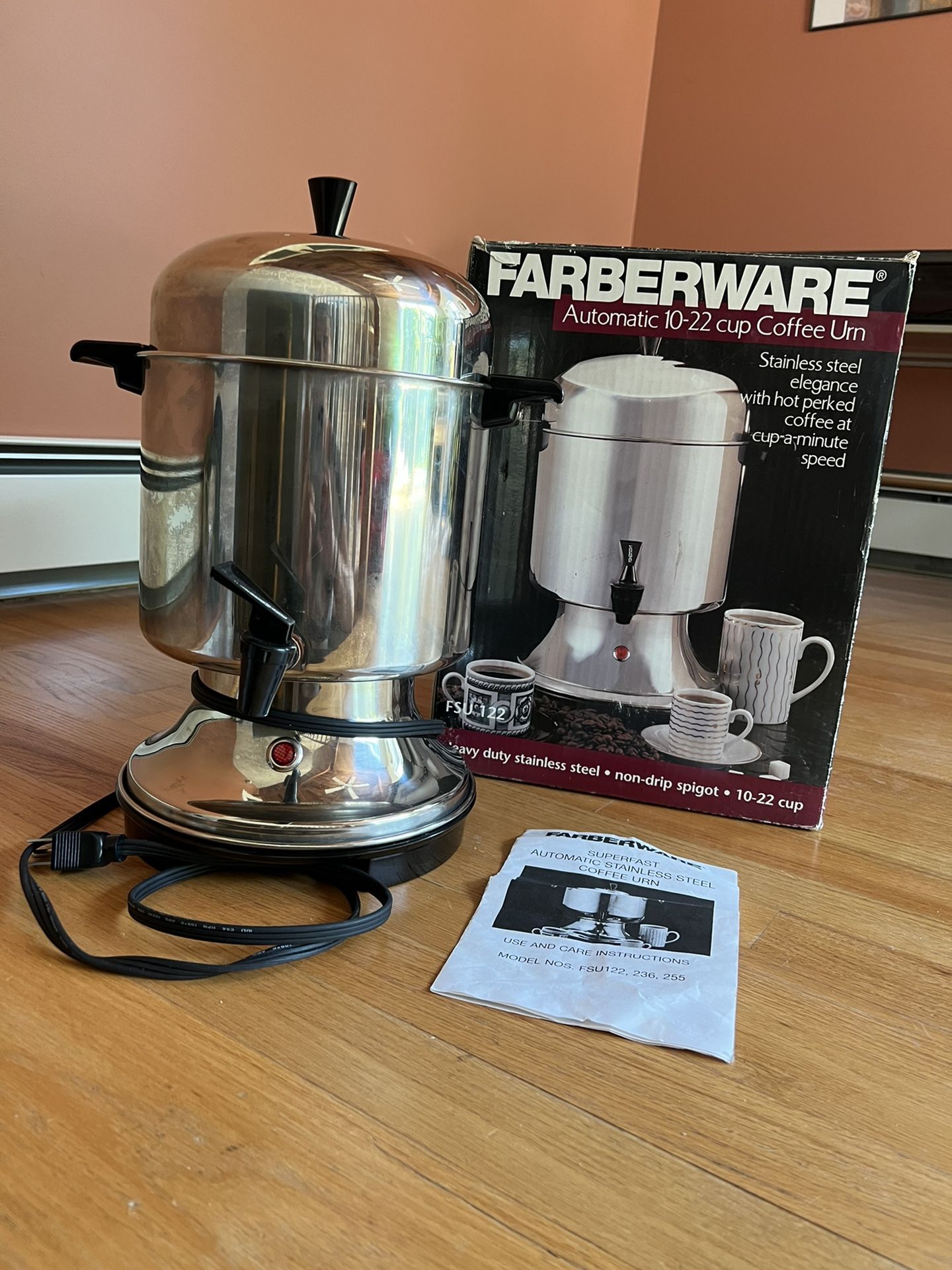 Useful automatic Coffee Urn , ideal for big parties ! Big capacity , 10/22 cups . It has the original box ., all the parts and brochure. 