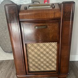 Beautiful vintage wooden console radio/record player.   Classic design 
