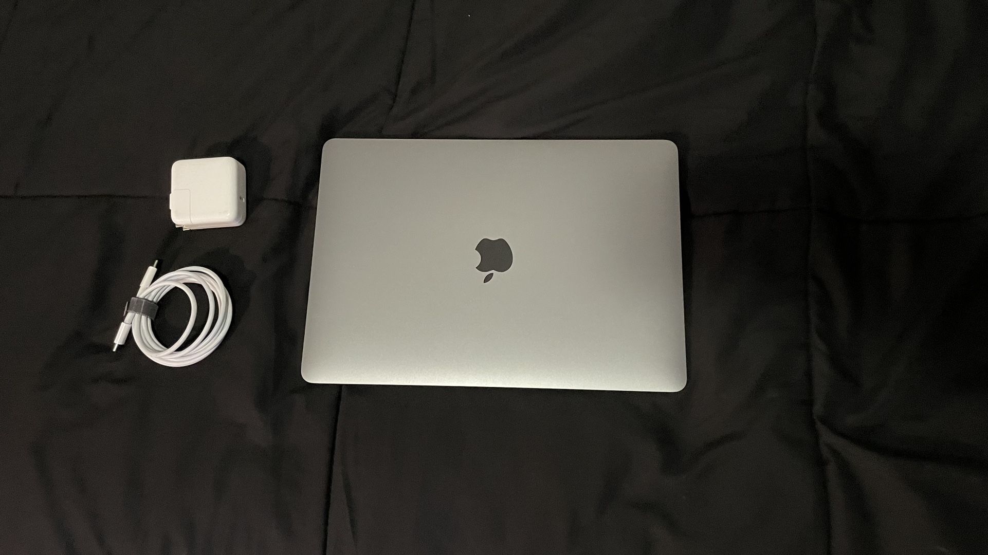 2020 M1 MacBook Air (PICK UP AND CASH ONLY)